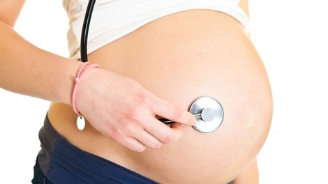 Strokovnjaki trdijo, da alkohol v kakršnikoli sestavi ni primeren za nosečnice