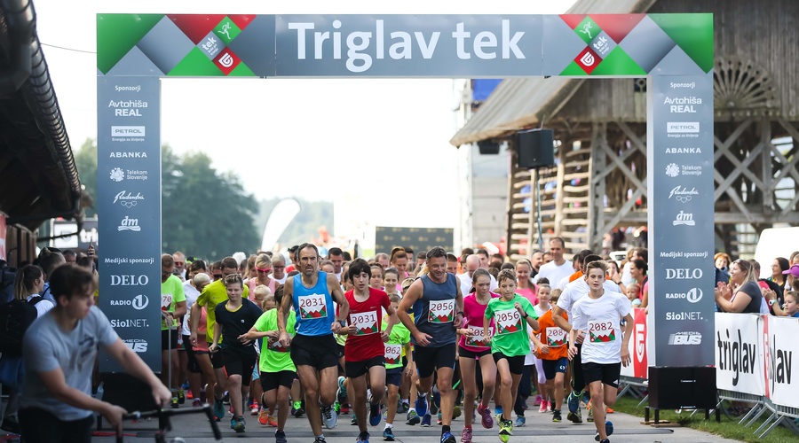 V družbi športnih zvezdnikov teklo več kot 1.600 tekačev (foto: foto: Anze Krze)