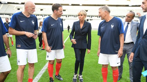 Prva dama Francije Brigitte Macron se v takšni modni kombinaciji le redkokdaj pojavi