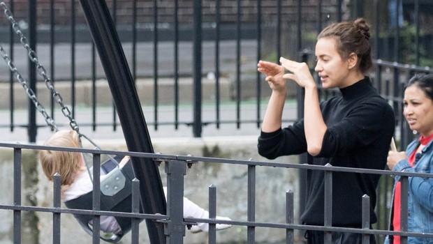 Irina Shayk je tudi brez ličil prava lepotica, ki na ulici obrača številne glave (foto: Profimedia)