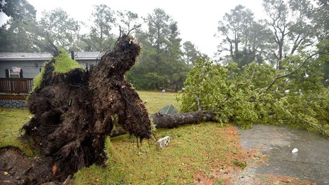 Orkan Florence se umirja, a je kljub šibkejšemu učinku od napovedanega terjal pet življenj