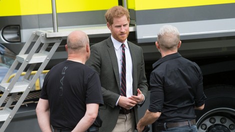 Poglejte si, kako se princ Harry ves čas dotika poročnega prstana in misli na svojo Meghan Markle