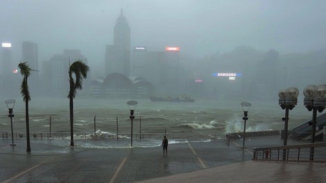 Tajfun Mangkhut je dosegel kitajsko obalo, število žrtev pa se veča, trenutno je terjal okrog sto življenj