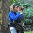 Justina Bieberja in Hailey Baldwin so paparaci zasačili med nežnimi poljubi