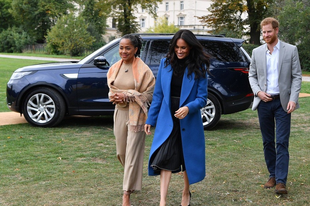 Poglejte si, kako ljubko je princ Harry pred vsemi popravljal pričesko svoji ženi Meghan Markle (foto: Profimedia)
