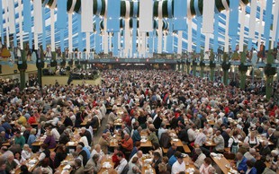 Münchenski župan Dieter Reiter je z dvema udarcema po sodčku opoldne odprl letošnji Oktoberfest