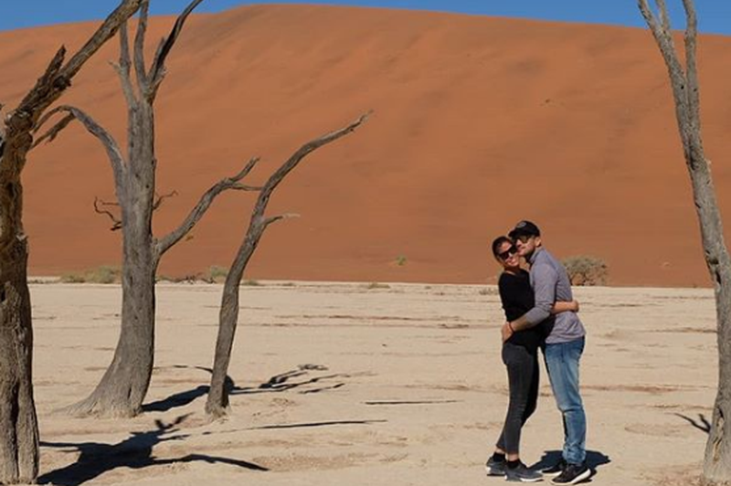 Osupljiva narava Namibijske puščave je povsem prevzela Jureta in njegovo Simono. (foto: Instagram Jureta Koširja (@jurekosir_))
