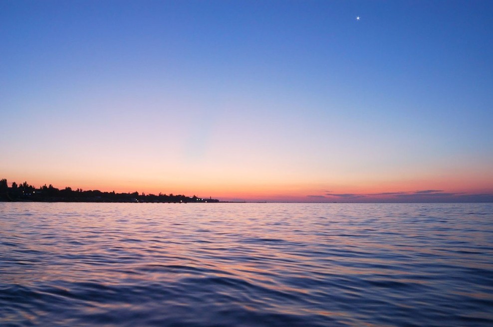 Zunanje ministrstvo v stiku z lastnikom ladje, ki so jo napadli pirati (foto: Profimedia)