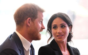 Meghan Markle je v poročno obleko všila košček modre obleke, ki jo je nosila na prvem zmenku s princem Harryjem