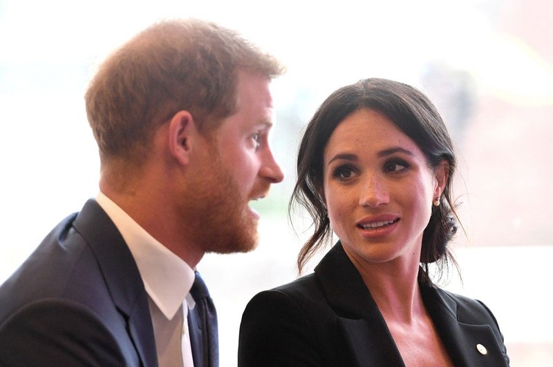 Meghan Markle je v poročno obleko všila košček modre obleke, ki jo je nosila na prvem zmenku s princem Harryjem (foto: Profimedia)