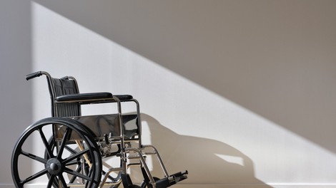 V ZDA s pomočjo električnih stimulacij vstali z vozička še štirje paralizirani invalidi