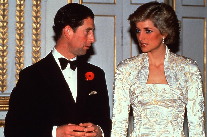 Princesa Diana tudi štiri leta po ločitvi še vedno nosila zaročni prstan (foto: Profimedia)