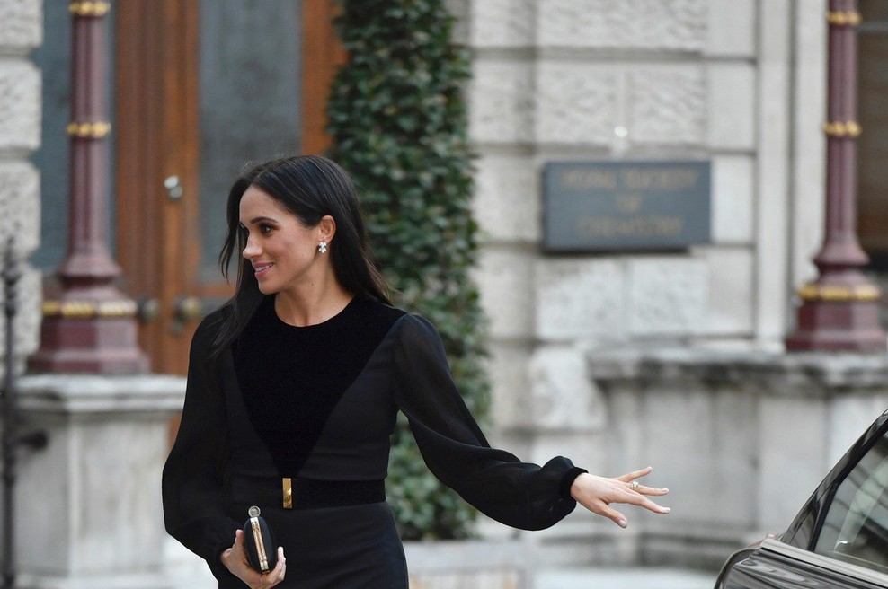 Meghan Markle prvič sama na kraljevem dogodku, oboževalci navdušeni, ker je sama zaprla vrata avtomobila (foto: Profimedia)