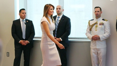Obleka Melanie Trump, ki je navdušila modne kritike