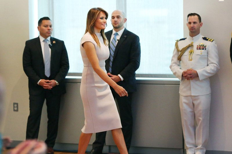 Obleka Melanie Trump, ki je navdušila modne kritike (foto: Profimedia)