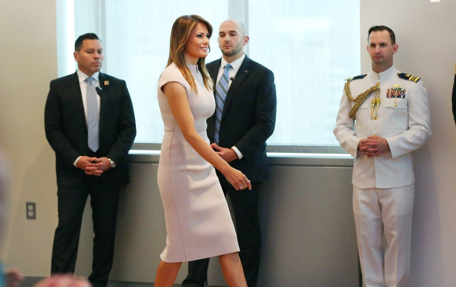 Obleka Melanie Trump, ki je navdušila modne kritike (foto: Profimedia)