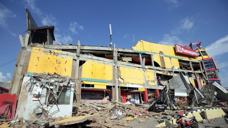 Število žrtev potresa in cunamija na Sulaveziju  se je povzpelo čez 800
