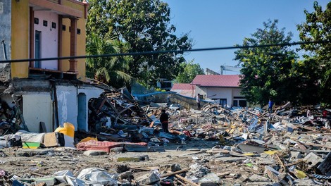 Že več kot 1200 žrtev potresa in cunamija v Indoneziji