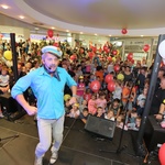 Ribič Pepe je na velikem koncertu ob otvoritvi prenovljenega Minicityja navdušil mlado občinstvo. (foto: minicity press)