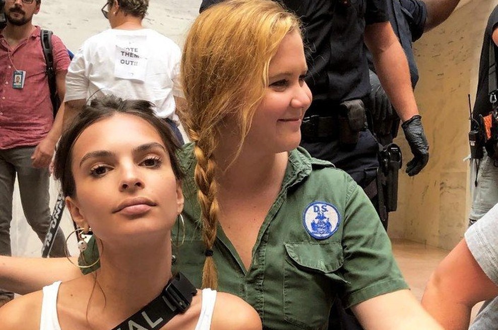 Na protestih v Washingtonu aretirali komičarko Amy Schumer in manekenko Emily Ratajkowski (foto: Profimedia)