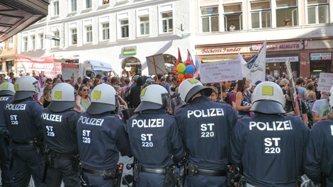 Več tisoč ljudi na protivladnih protestih na Dunaju!