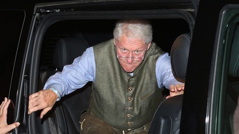FOTO: Bill Clinton v usnjenih hlačah skupaj s Hillary na Oktoberfestu