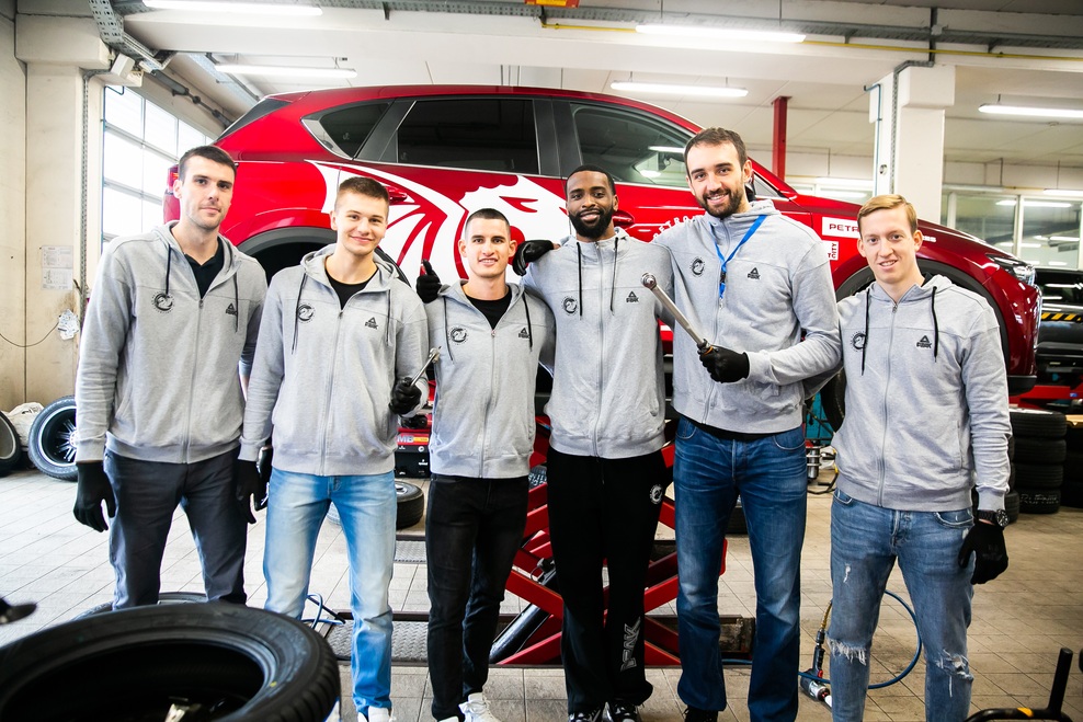 Košarkarji KK Petrol Olimpija Ljubljana se že varno vozijo z zimskimi pnevmatikami Toyo Tires (foto: foto: Anze Krze)