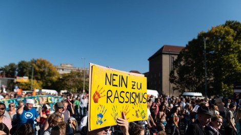 Po številnih evropskih mestih je na tisoče ljudi  protestiralo proti nacizmu in delitvi