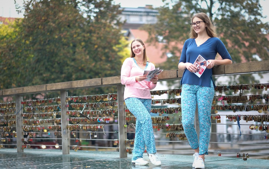Kaj so mična dekleta v pižamah počela na ljubljanskih ulicah? (foto: Promocijski material)