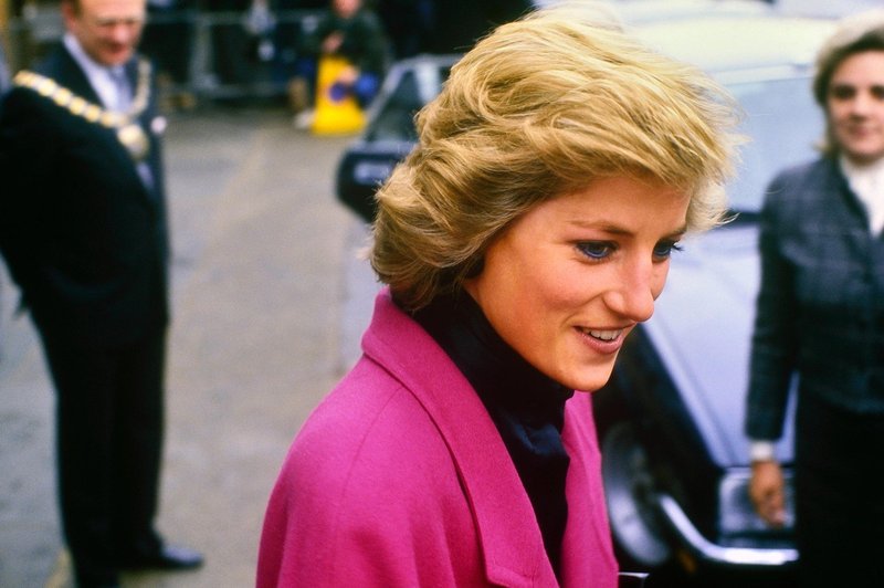 Zdaj je znano, zakaj je imela princesa Diana vedno sklonjeno glavo (foto: Profimedia)