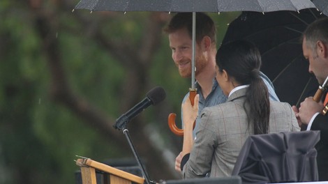 Meghan Markle ni želela, da bi bil princ Harry moker, zato mu je ves čas držala dežnik