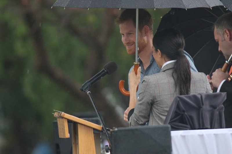 Meghan Markle ni želela, da bi bil princ Harry moker, zato mu je ves čas držala dežnik (foto: Profimedia)