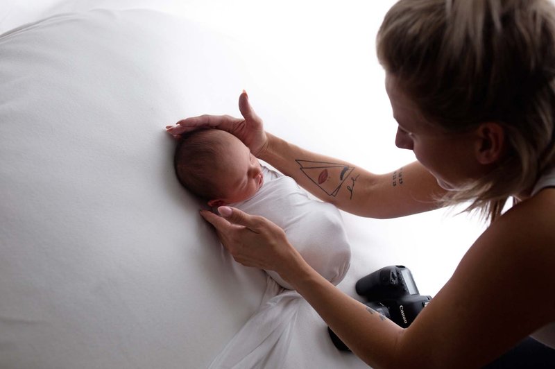 Sandra Vidmar se je po psihoterapiji posvetila fotografiranju nosečnic in utrinkov materinstva (foto: Diana Moschitz)