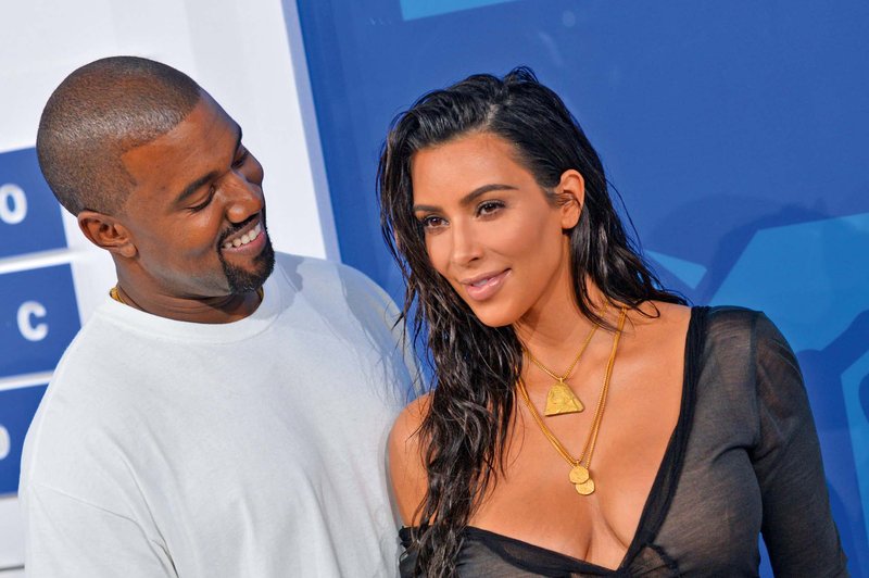 Radodarni Kanye West je soprogi Kim Kardashian podaril za skoraj štiri milijone dolarjev dragocenih stvari (foto: Profimedia)