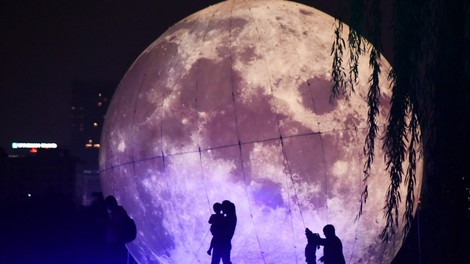 Kitajska bo ulične svetilke nadomestila z "umetnimi lunami"