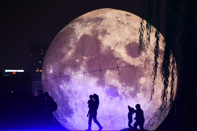 Kitajska bo ulične svetilke nadomestila z "umetnimi lunami" (foto: profimedia)