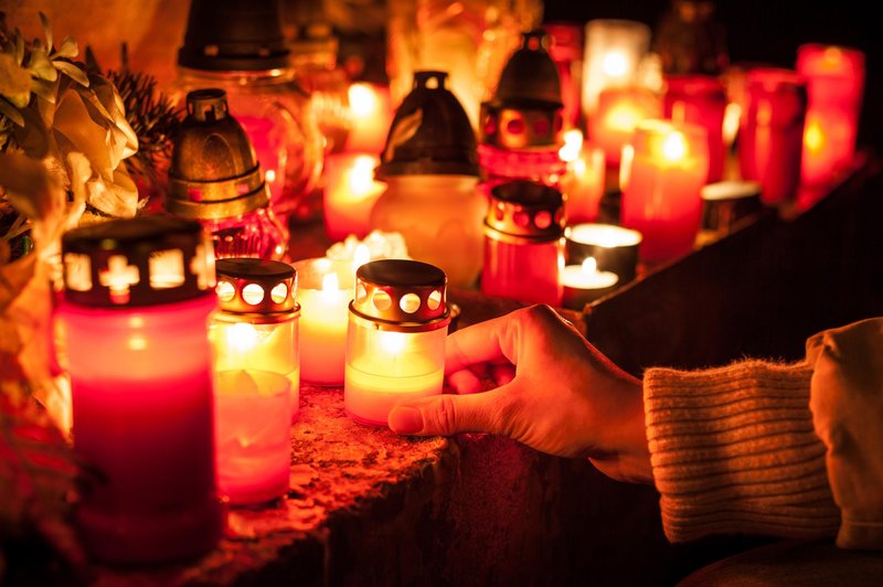 Množično prižiganje sveč v spomin pokojnikom: Premislite, preden prižgete (foto: SHUTTERSTOCK)