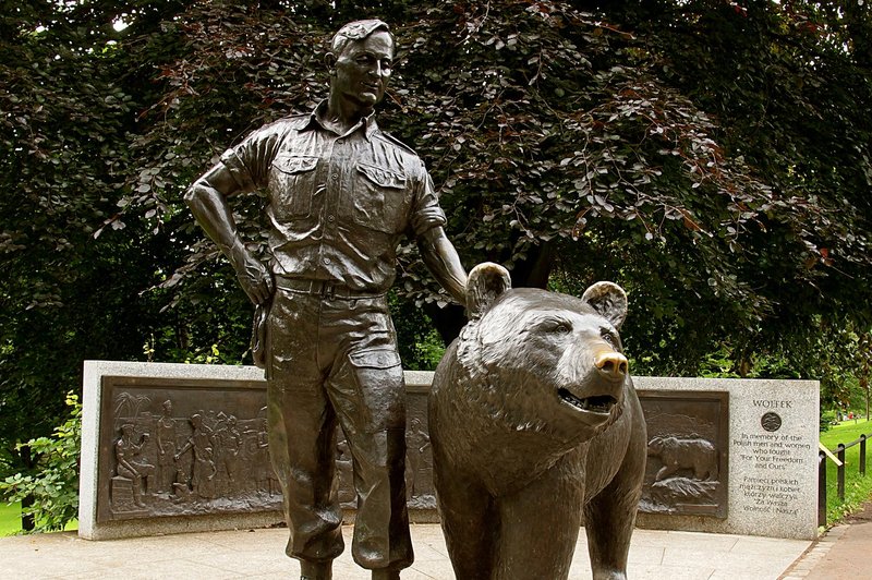 Poljaki in Škoti so ga tako vzljubili, da so leta 2015 zbrali 300 tisoč evrov za bronasti spomenik v parku v središču mesta Edinburgh. (foto: SHUTTERSTOCK)