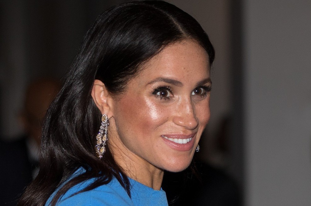 Meghan Markle je v modri večerni obleki ponosno pokazala svoj nosečniški trebušček (foto: Profimedia)
