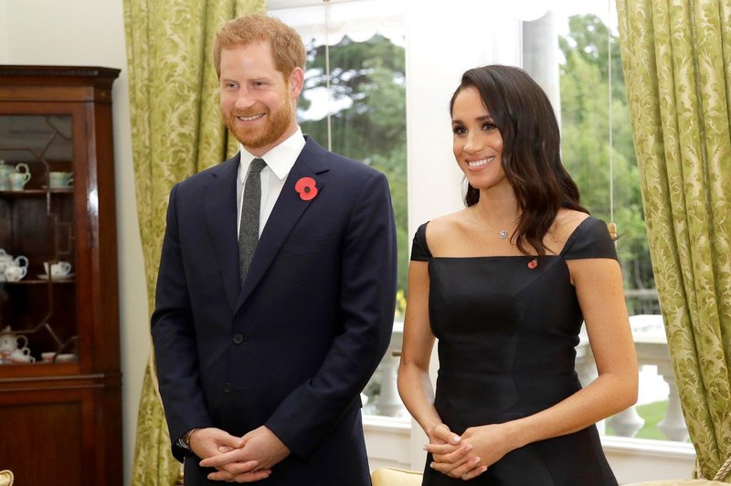 Zakaj Meghan Markle skoraj vedno hodi korak ali dva za princem Harryjem? (foto: Profimedia)