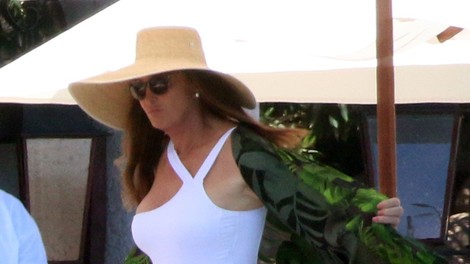 Caitlyn Jenner 69. rojstni dan proslavila na plaži s svojo 22-letno punco