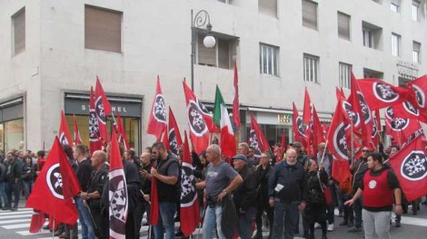 Shoda v Trstu, kjer so se zbrali neofašisti in antifašisti, sta minila brez izgredov