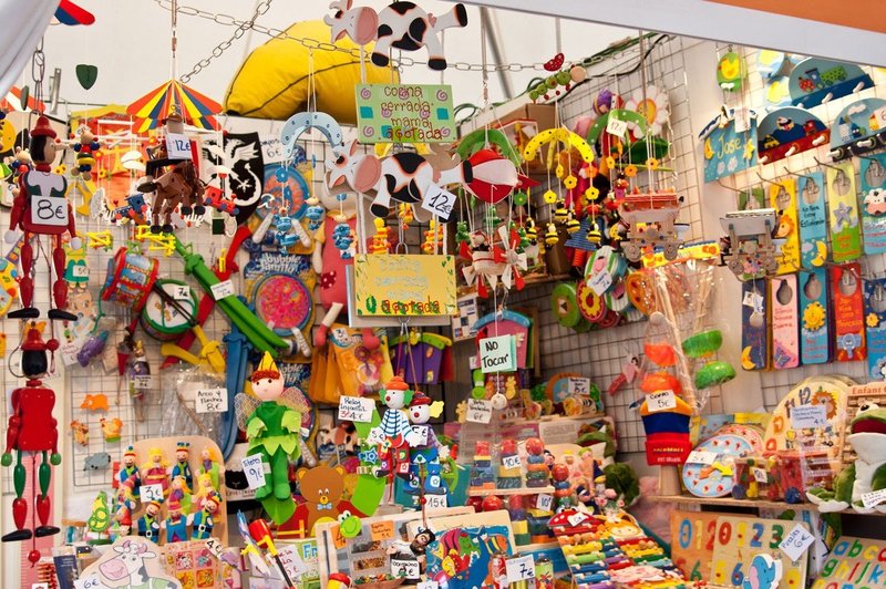 Starejša Parižanka se je kratkočasila s krajo igrač in prodajo prek spleta (foto: profimedia)