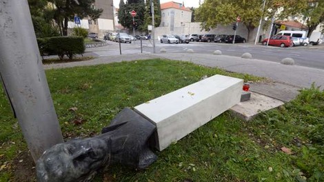 Karma na delu: Moški v Splitu zrušil partizanski spomenik, ta mu je padel na nogo, policija pa ga je zato takoj prijela!