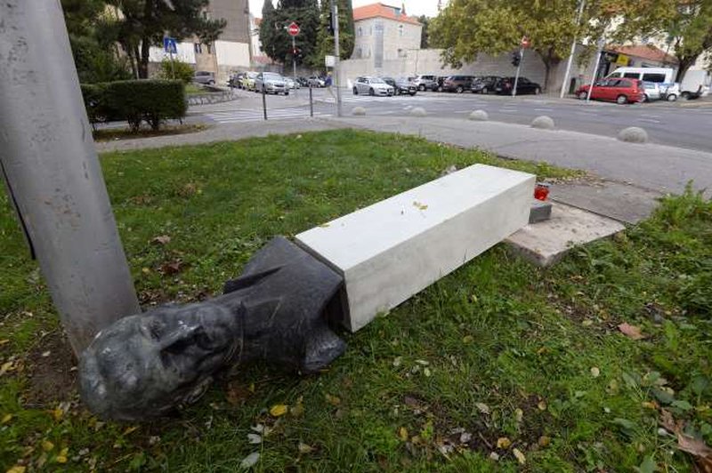 Karma na delu: Moški v Splitu zrušil partizanski spomenik, ta mu je padel na nogo, policija pa ga je zato takoj prijela! (foto: STA)