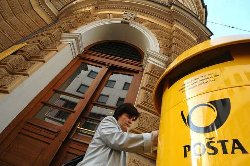 Pošta Slovenije obeležuje stoletnico prve slovenske znamke (foto: STA)