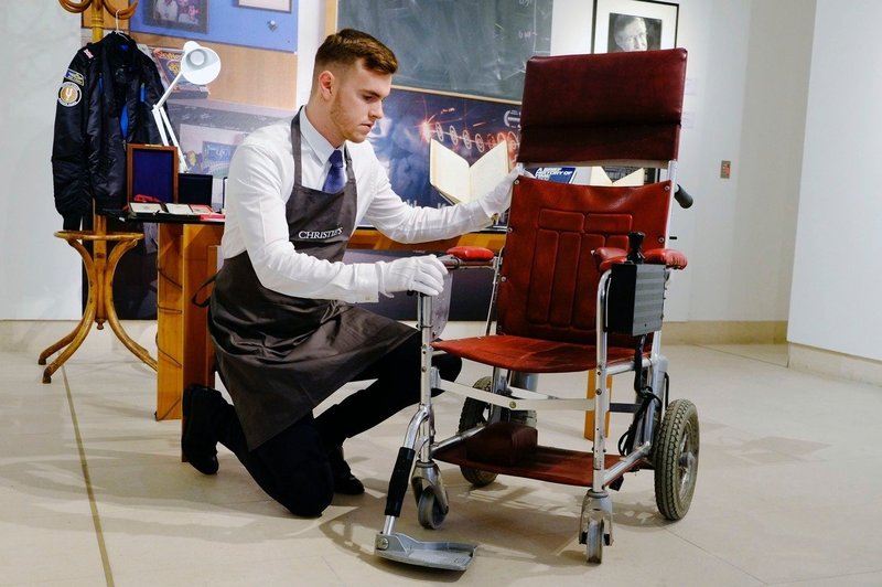 Invalidski voziček Stephena Hawkinga na dražbi prodali za 300.000 funtov (foto: profimedia)