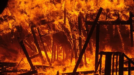 Požar v Kaliforniji povsem uničil kraj Paradise s 27.000 prebivalci