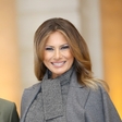 Elegantna Melania Trump z nasmehom pred fotoreporterje v Parizu