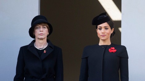 Zakaj Meghan Markle na kraljevem balkonu ni stala z ostalimi članicami kraljeve družine?